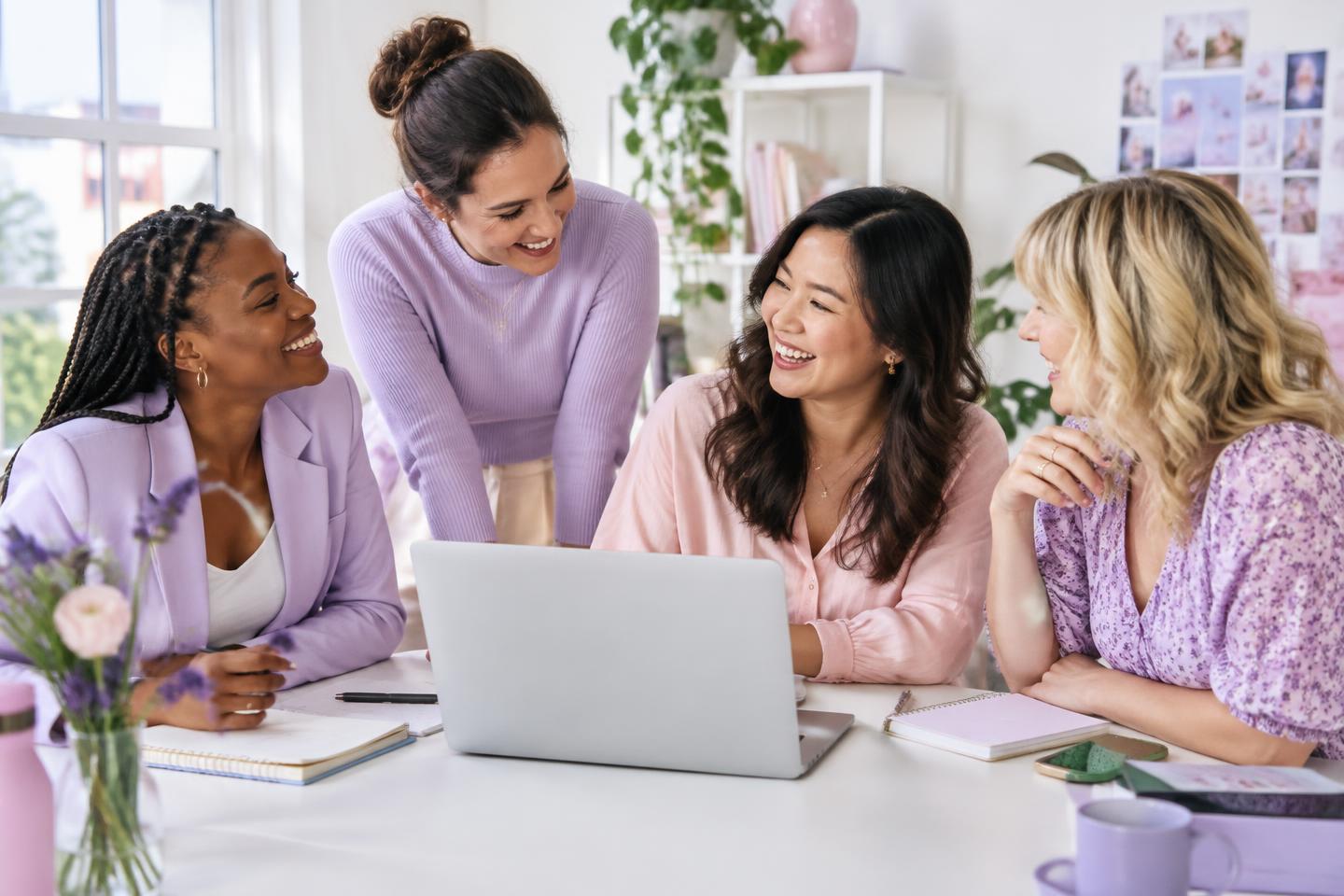 Imagen ilustrativa de mujeres colaborando en un espacio de emprendimiento